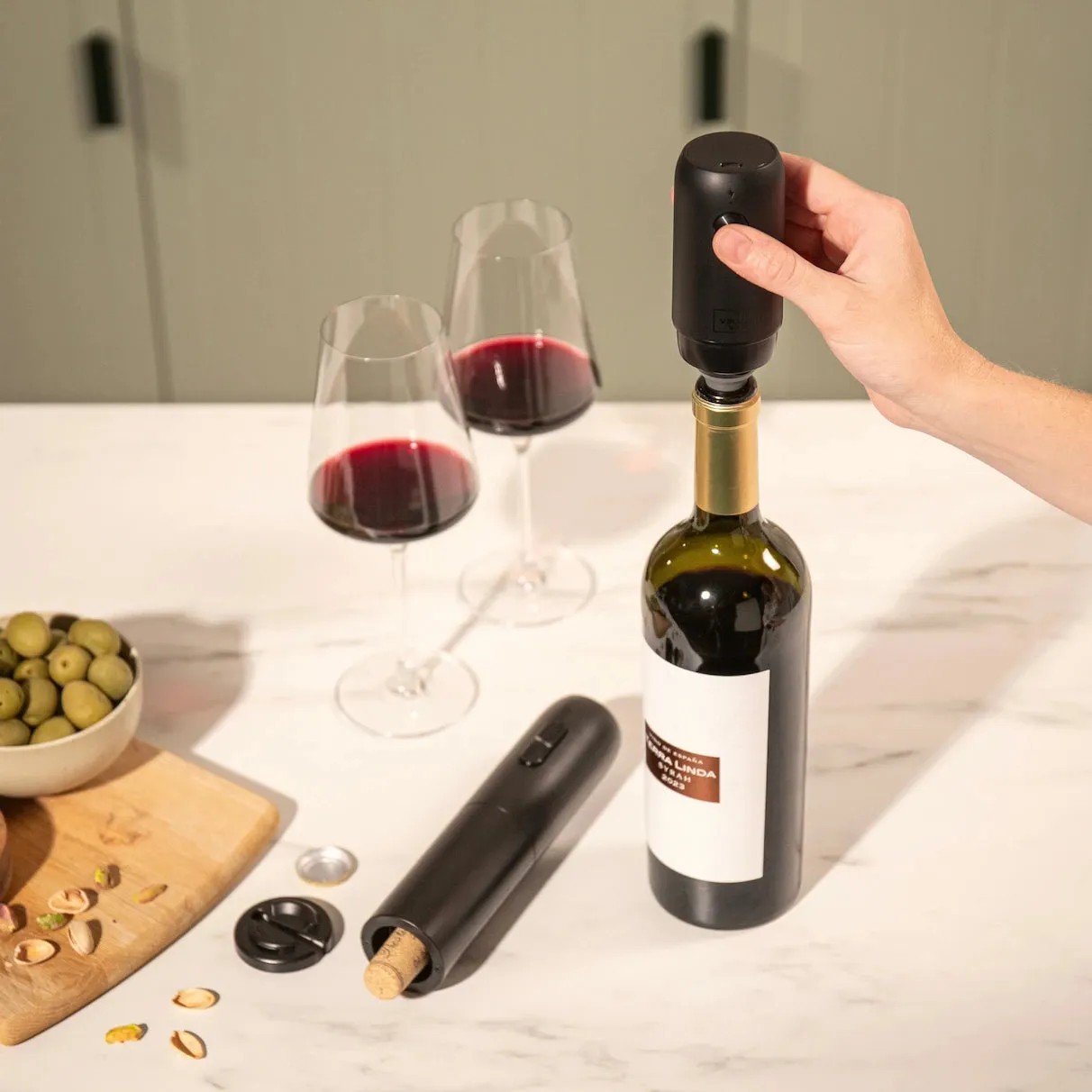 Vacuvin Electric Wine Saver pompa vino elettrica 2 tappi